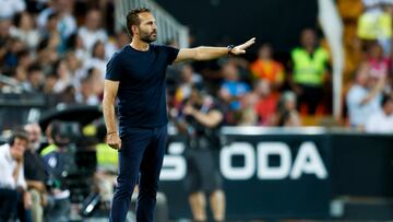 El entrenador del Valencia, Rubén Baraja, durante el partido de LaLiga que Valencia CF y FC Barcelona disputan este sábado en el estadio de Mestalla, en Valencia.