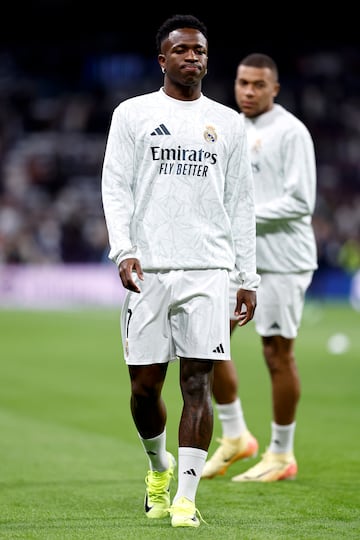 Vinicius y al fondo Mbappé, durante un partido del Real Madrid de esta temporada.