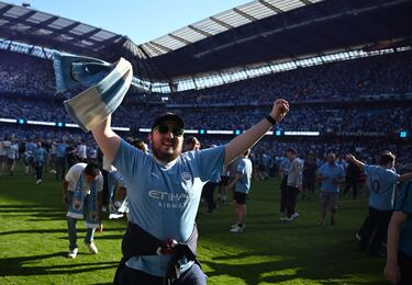 Aficionados citizens saltaron al terreno de juego para celebrar el título de liga conseguido por el Manchester City.