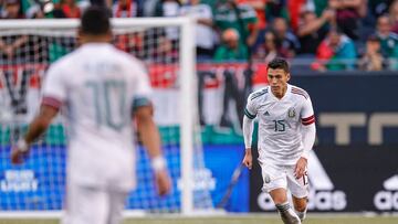 Mexico's defender Hector Moreno controls the ball against Ecuador during the second half of an international friendly football match between Mexico and Ecuador at Soldier Field in Chicago, Illinois June 5, 2022. (Photo by KAMIL KRZACZYNSKI / AFP)