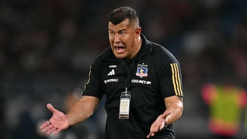 Colo-Colo's Argentine coach Jorge Almiron gestures during the Copa Libertadores round of 16 second leg football match between Colombia's Junior and Chile's Colo Colo at the Metropolitano Roberto Melendez stadium in Barranquilla, Colombia, on August 20, 2024. (Photo by Luis ACOSTA / AFP)
