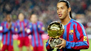 Ronaldinho, junto al Balón de Oro que consiguió en el Barça