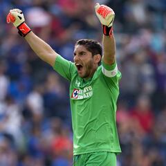 Jesús Corona renueva por dos años más con Cruz Azul