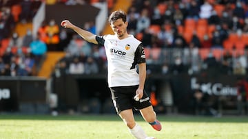 Hugo Guillam車n jugando con el Valencia