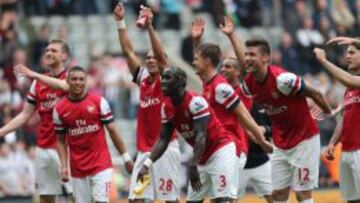 La plantilla del Arsenal celebra haberse metido en la Champions.