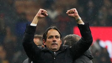 Soccer Football - Serie A - AC Milan v Inter Milan - San Siro, Milan, Italy - April 22, 2024 Inter Milan coach Simone Inzaghi celebrates winning Serie A after the match REUTERS/Alessandro Garofalo