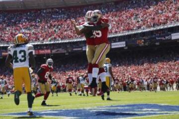 Celebración del quarterback Colin Kaepernick de San Francisco 49ers con su compañero Vernon Davis (85)