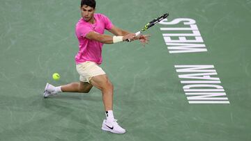 Alcaraz golpea de revés durante su partido de octavos de final del Masters 1.000 de Indian Wells ante el británico Draper.