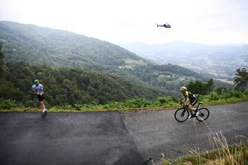 El británico Simon Yates subiendo en solitario el puerto de Foix.