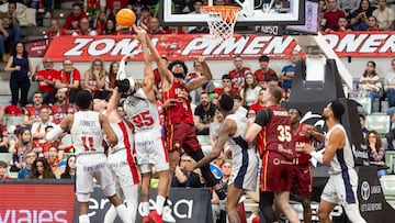 MURCIA, 12/04/2025.- El ala pívot estadounidense de UCAM Murcia Kaiser Gates (c) lucha por el balón con el ala pívot nigeriano del Baskonia Chima Moneke (3i), durante el partido de la vigésimo séptima jornada de la liga Endesa que están disputando este sábado en el Palacio de los Deportes de Murcia. EFE/Marcial Guillén