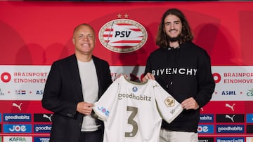 Yarek posó como nuevo jugador del PSV