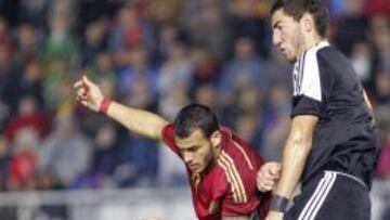 Sandro Ramírez lucha el balón con Heylen Michael.