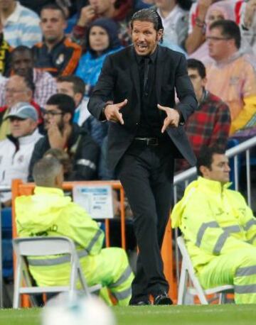 Simeone da instrucciones.