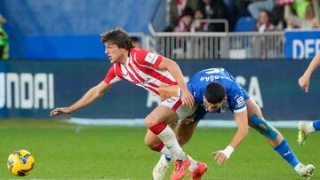 VITORIA-GASTEIZ, 15/12/2024.-El defensa marroquí del Deportivo Alavés Abdelkabir Abqar, y el delantero del Athletic Club Unai Gómez, durante el partido de la jornada 17 de LaLiga entre el Deportivo Alavés y el Athletic Club disputado en el estadio de Mendizorrotza este domingo. EFE/ Adrián Ruiz Hierro