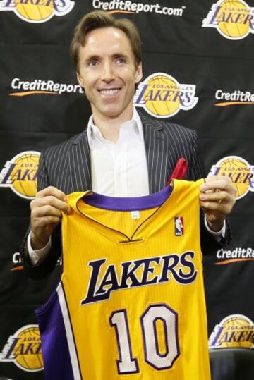 Steve Nash en la presentación con Los Angeles Lakers en 2012. El canadiense anunció su retirada recientemente.