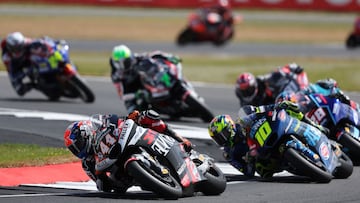 Canet tirando del grupo en Moto2 por delante de Moreira y Guevara.