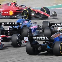 Una inconsciencia hunde a Sainz y otra alimenta a Alonso