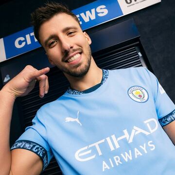 Para la temporada 2024/25, la equipación será usada por todos los equipos que representen al Club, incluidos los equipos de la Premier League y la Barclays Women’s Super League dirigidos por Pep Guardiola y Gareth Taylor. Esta temporada, se puede ver el número 0161 entretejido en los llamativos adornos de la primera equipación 24/25. Es código un código telefónico pero también se puede ver en farolas, impreso en camisetas e incluso tatuado en personas.