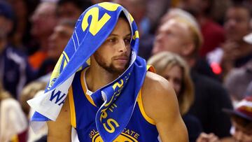 Stephen Curry, base de los Golden State Warriors, en el banquillo durante un partido contra los Cleveland Cavaliers de la pasada temporada.