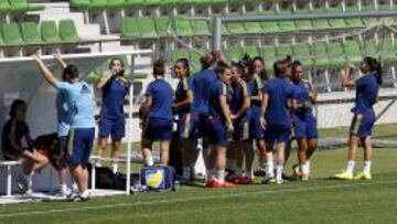 La Sub-19 combate el calor en un entrenamiento de preparaci&oacute;n del anterior Europeo. 