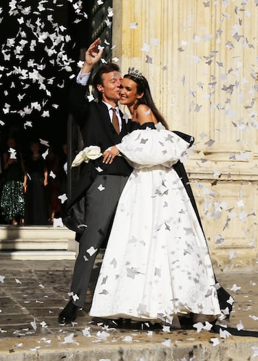 Gabriela Represa y Lorenzo Moinet Ybarra salen de la Catedral de Sevilla, tras darse el 'sí quiero', a 28 de junio de 2025, en Sevilla (España).