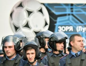 La policía antidisturbios de Ucrania se reúnen para separar a aficionados del Zorya Lugansk y del Legia Varsovia.