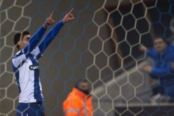 El jugador del RCD Espanyol Jairo celebra su gol durante el partido de vuelta de dieciseisavos de final de la Copa del Rey de fútbol que RCD Espanyol y Alavés disputan esta noche en el estadio Cornellá-El Prat, en Barcelona. 