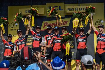 Richie Porte de Australia y sus compañeros del equipo ciclista estadounidense BMC Racing celebran en el podio su victoria en la tercera etapa de la 105ª edición del Tour de Francia.