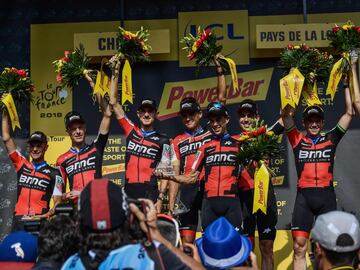 Richie Porte de Australia y sus compañeros del equipo ciclista estadounidense BMC Racing celebran en el podio su victoria en la tercera etapa de la 105ª edición del Tour de Francia.