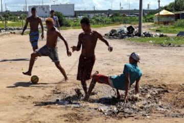 Varios niños juegan al fútbol en un barrio pobre de Olinda, a unos 18 km de Recife, en el noreste de Brasil, durante el Mundial de Brasil 2013 torneo de fútbol FIFA Confederaciones. El centro histórico de Olinda está catalogado como Patrimonio de la Humanidad por la UNESCO.