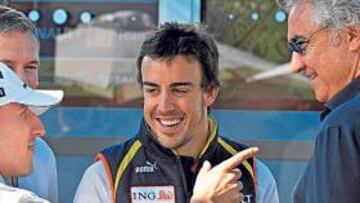 <b>BUEN AMBIENTE. </b>Un año más los motorhome de BMW y Renault están juntos, y Kubica, Alonso y Briatore aprovecharon para bromear.