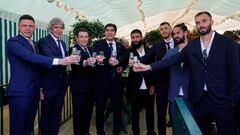 Brindis del equipo con el entrenador, Pellegrini, y el presidente, Ángel Haro a la cabeza.