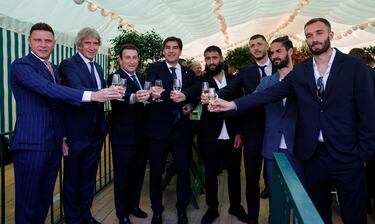 Brindis del equipo con el entrenador, Pellegrini, y el presidente, Ángel Haro a la cabeza.