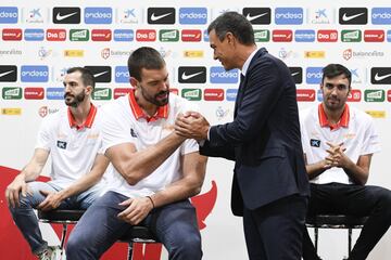 El jugador español Marc Gasol y Pedro Sánchez, presidente del Gobierno en funciones. 