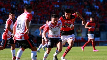 Fútbol, Rangers vs Deportes Limache
2024 Primera división B, Final play off
El jugador de Deportes Limache, Daniel Castro, centro, juega el balon contra Rangers durante el partido de Liguilla Ascenso disputado en el estadio Fiscal de Talca, Talca, Chile.
07/12/2024
Carlos Alarcon/Photosport
Fútbol, Rangers vs Deportes Limache
2024 Primera división B, Final play off
Deportes Limache’s player Daniel Castro vies for the ball aganst Rangers during the Promotion league match at the stadium Estadio Fiscal de Talca Talca, Chile.
07/12/2024
Carlos Alarcon/Photosport