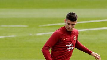 Álvaro Morata con el balón durante el entrenamiento de hoy. 