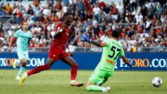 Soccer Football - Serie A - AS Roma v Atalanta - Stadio Olimpico, Rome, Italy - September 18, 2022  AS Roma's Tammy Abraham shoots at goal REUTERS/Alessandro Garofalo