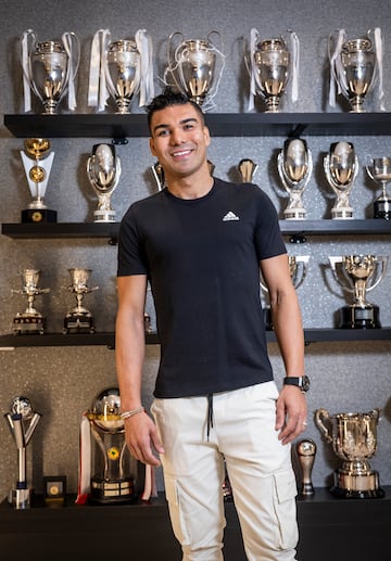 Casemiro posa delante de la estantera donde atesora los trofeos que ha conquistado en su carrera.