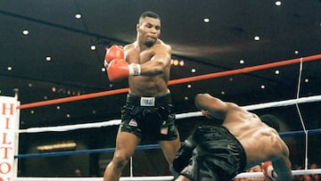 TO GO WITH AFP STORY BOX-US-TYSON-BERBICK-
 Challenger Mike Tyson(L) knocks his opponent, champion Trevor Berbick to the canvas in this 22 November, 1986 file photo during their WBC Heavyweight title bout in Las Vegas, Nevada. Tyson at the age of 20, Ko&#