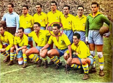 Milit¨® en el equipo de Las Palmas en la temporada 1951-52 y tras pasar por el Orihuela volvi¨® al equipo insular en 1953 donde estuvo hasta 1956.