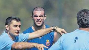 <b>TRANQUILO. </b>Ernesto Valverde espera que lleguen más futbolistas a su plantilla, aunque sabe que con lo que tiene ahora puede hacer una buena campaña en su estreno.