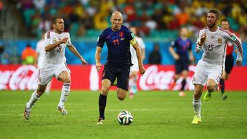 Jordi Alba y Sergio Ramos persiguen a Arjen Robben en el España-Holanda de la primera jornada de la fase de grupos del Mundial de Brasil 2014.