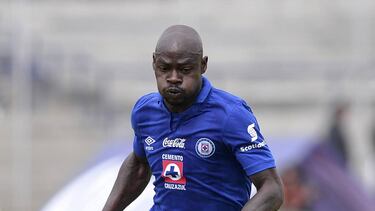 El futbolista africano defendió la camiseta celeste de 2013 a 2014, pero salió del equipo con muy pocos minutos. En la actualidad, el camerunés de 35 años de edad, juega en la India, con el Mumbai City, de la Súper Liga de aquel país.