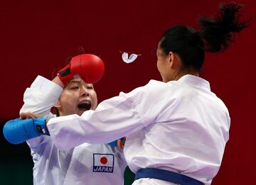 La karateka japonesa Ayumi Uekusa en acción contra la china Gao Mengmeng durante los Juegos Asiáticos. 