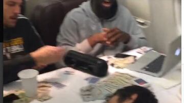 Andrew Bogut duerme en el avión... ¡entre miles de dólares!