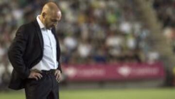 El entrenador del Córdoba Albert Ferrer durante el partido de la sexta jornada de Liga de Primera División que Córdoba y RCD Espanyol disputan esta noche en el estadio Nuevo Arcángel, en Córdoba.