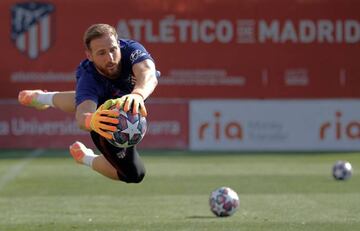 Oblak realiza una parada durante un entrenamiento.