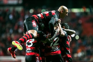 Un equipo muy equilibrado de Tijuana le ganó cómodamente 2-0 a los Tiburones Rojos. Los de la frontera se meten con todo por puestos de liguilla mientras que los del Puerto esperan un verdadero milagro para no descender.