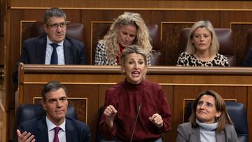 La vicepresidenta segunda y ministra de Trabajo, Yolanda Díaz, interviene durante una sesión de control al Gobierno, en el Congreso de los Diputados, a 20 de diciembre de 2023, en Madrid (España). Durante la sesión de control, el presidente del Gobierno, responde a preguntas del líder del PP, y de la portavoz de Vox, sobre la moción de censura en Pamplona, y también una cuestión sobre la subida de las hipotecas que le formulará el portavoz de ERC. Esta es la segunda sesión de control al Gobierno en el Congreso de esta legislatura, pero la primera a la que acudirá el presidente del Gobierno, quien hoy se enfrenta con un cara a cara al líder del PP. Durante la mañana de hoy, Feijóo, ha aceptado mantener una reunión el próximo viernes, 22 de diciembre con el presidente del Gobierno,, al que ha enviado una carta con un orden del día con los temas que propone para abordar, entre ellos la ley de amnistía, medidas para garantizar la independencia judicial o la moción de censura en Pamplona que dará la Alcaldía a EH Bildu.
20 DICIEMBRE 2023;CONGRESO;GOBIERNO;SANCHEZ;FEIJOO;PLENO
Eduardo Parra / Europa Press
20/12/2023