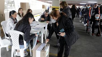 AME3110. BOGOTÁ (COLOMBIA), 29/05/2022.- Un mujer deposita su voto hoy, durante la jornada de elecciones para elegir presidente de Colombia para el periodo 2022-2026 en Bogotá (Colombia). Los colegios electorales de Colombia abrieron este domingo para que durante ocho horas más de 39 millones de ciudadanos habilitados puedan elegir al próximo presidente de la república para el periodo 2022-2026. EFE/Carlos Ortega
